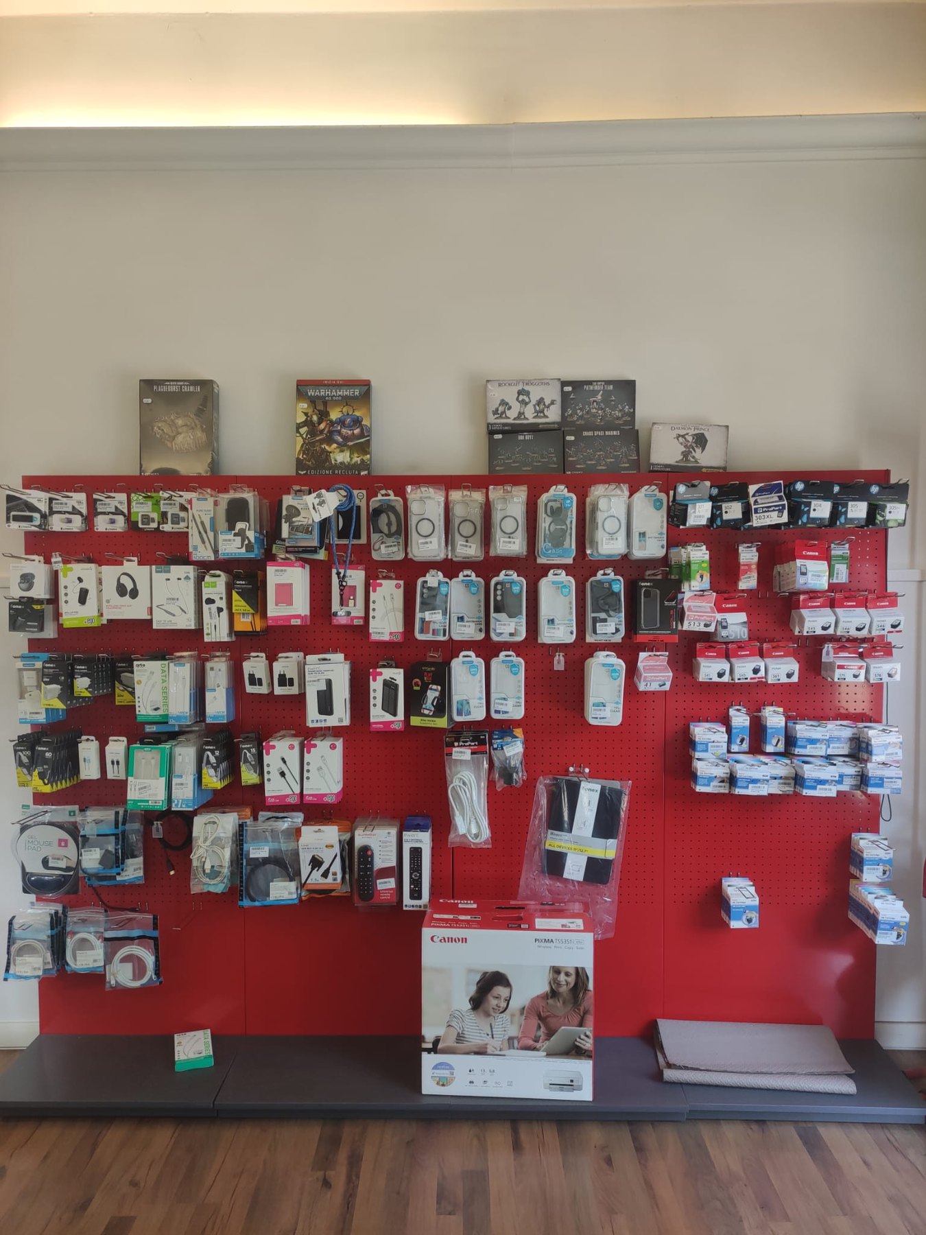 Parete espositiva con accessori, cavi e custodie per tablet e cellulari ad Amelia